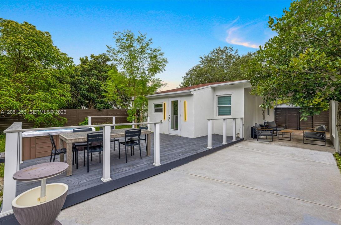 For Rent: $3,000 (2 beds, 1 baths, 805 Square Feet)