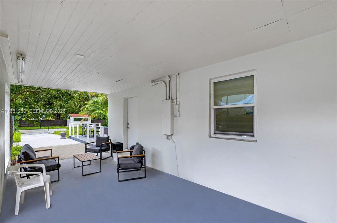 For Rent: $3,000 (2 beds, 1 baths, 805 Square Feet)