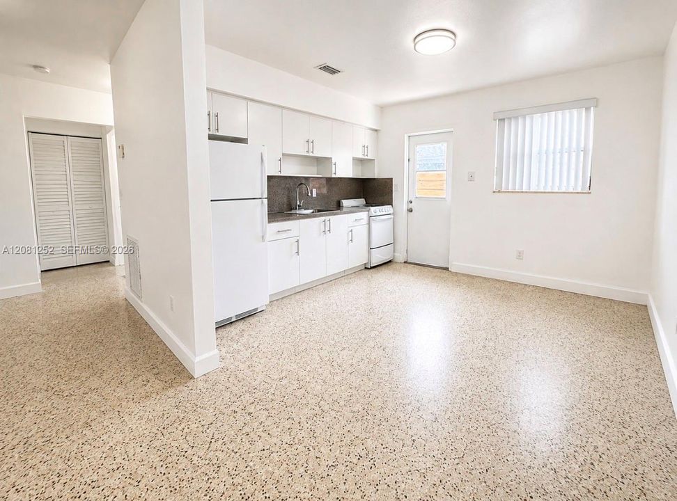 For Rent: $2,600 (2 beds, 1 baths, 2100 Square Feet)