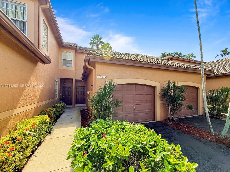 For Sale: $415,000 (2 beds, 1 baths, 969 Square Feet)