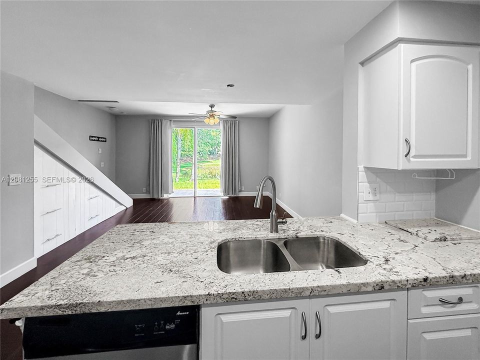 For Sale: $415,000 (2 beds, 1 baths, 969 Square Feet)