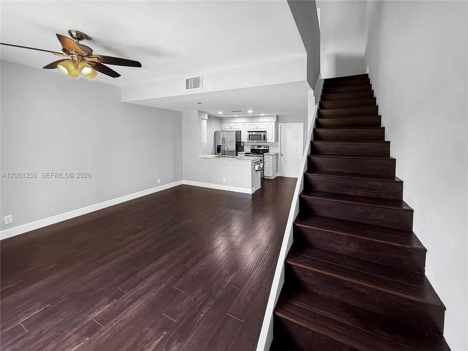 For Sale: $415,000 (2 beds, 1 baths, 969 Square Feet)