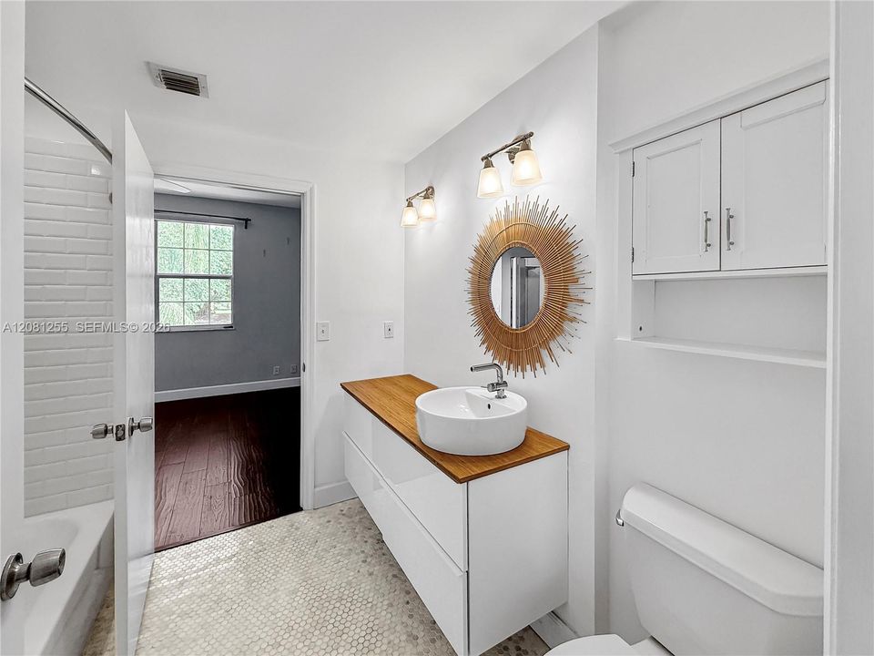 For Sale: $415,000 (2 beds, 1 baths, 969 Square Feet)