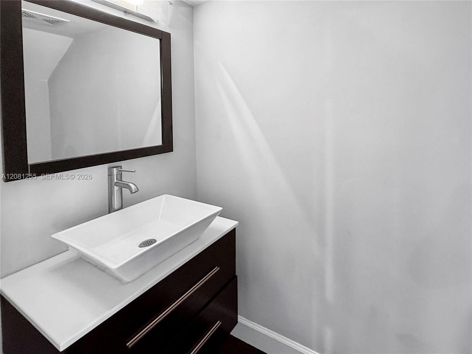 For Sale: $415,000 (2 beds, 1 baths, 969 Square Feet)