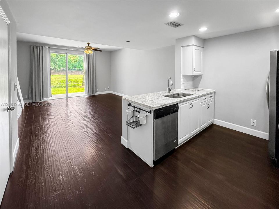 For Sale: $415,000 (2 beds, 1 baths, 969 Square Feet)