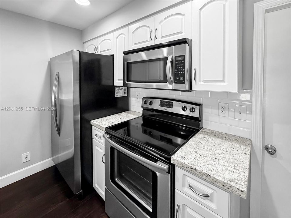 For Sale: $415,000 (2 beds, 1 baths, 969 Square Feet)