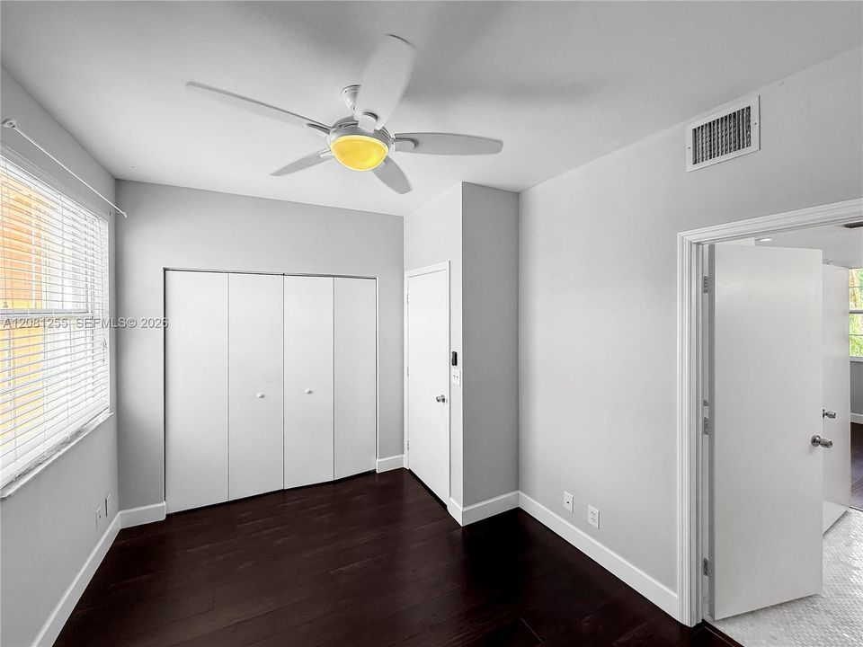 For Sale: $415,000 (2 beds, 1 baths, 969 Square Feet)