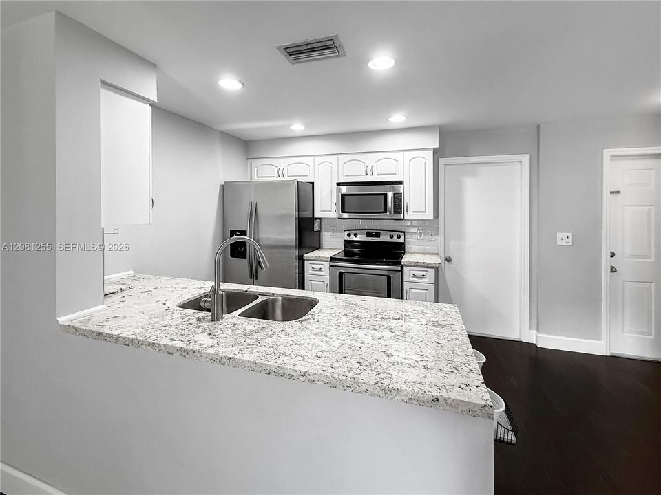 For Sale: $415,000 (2 beds, 1 baths, 969 Square Feet)