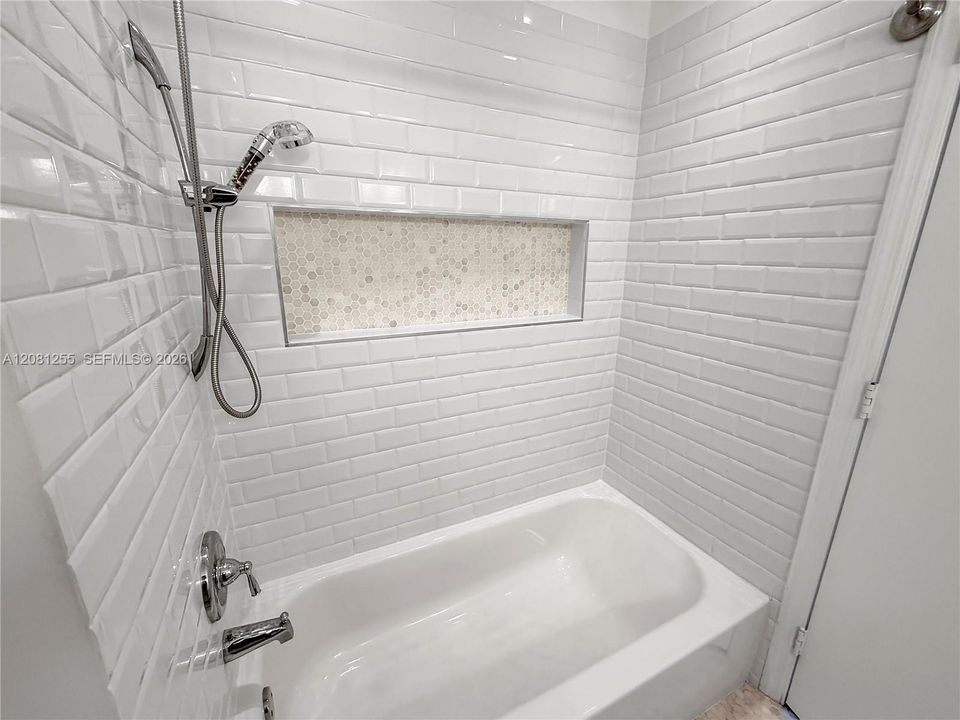For Sale: $415,000 (2 beds, 1 baths, 969 Square Feet)