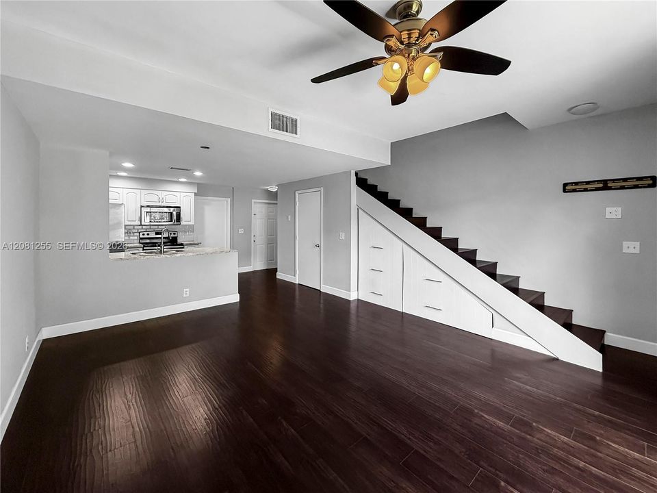For Sale: $415,000 (2 beds, 1 baths, 969 Square Feet)
