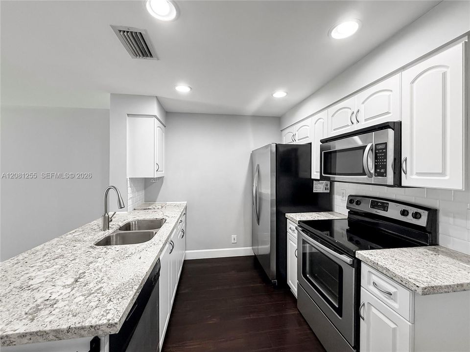 For Sale: $415,000 (2 beds, 1 baths, 969 Square Feet)
