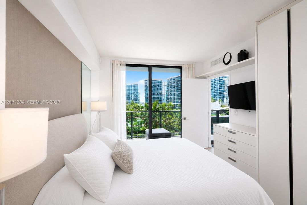 For Rent: $6,000 (2 beds, 2 baths, 926 Square Feet)