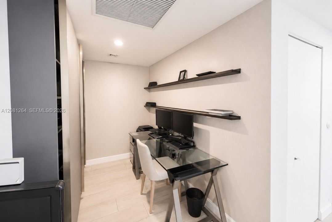 For Rent: $6,000 (2 beds, 2 baths, 926 Square Feet)