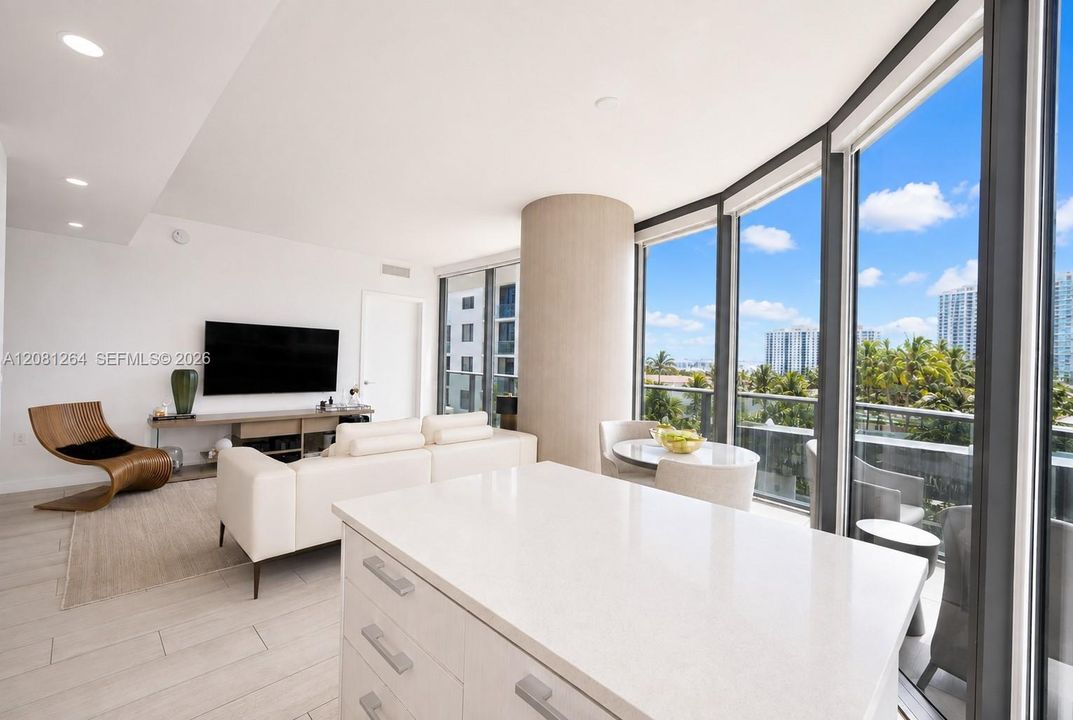 For Rent: $6,000 (2 beds, 2 baths, 926 Square Feet)