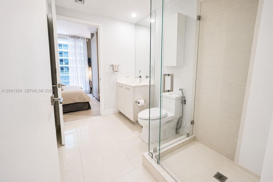 For Rent: $6,000 (2 beds, 2 baths, 926 Square Feet)