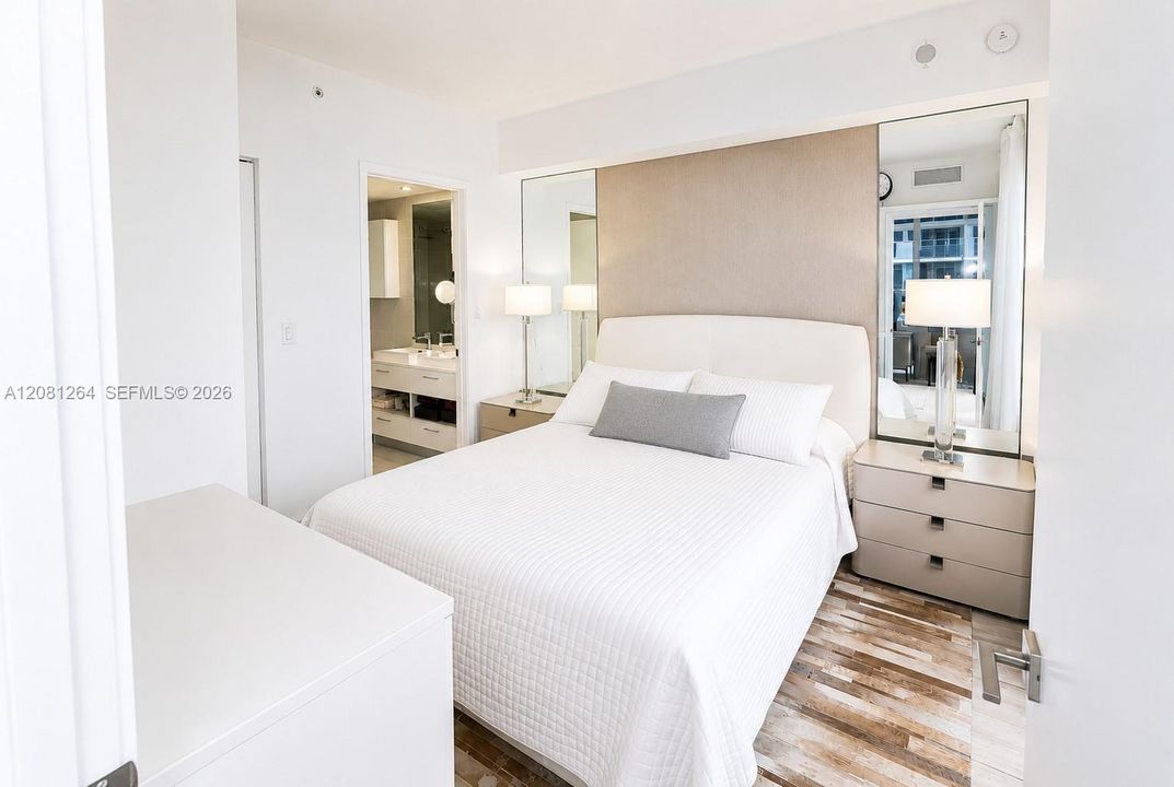 For Rent: $6,000 (2 beds, 2 baths, 926 Square Feet)
