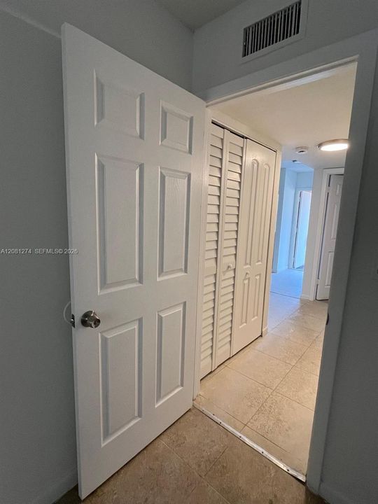 For Rent: $1,700 (2 beds, 1 baths, 720 Square Feet)
