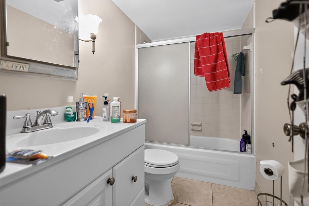 27_3254_N_Pine_Island_Rd-Bathroom-0077