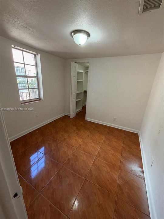 В аренду: $1,950 (2 спален, 1 ванн, 2491 Квадратных фут)