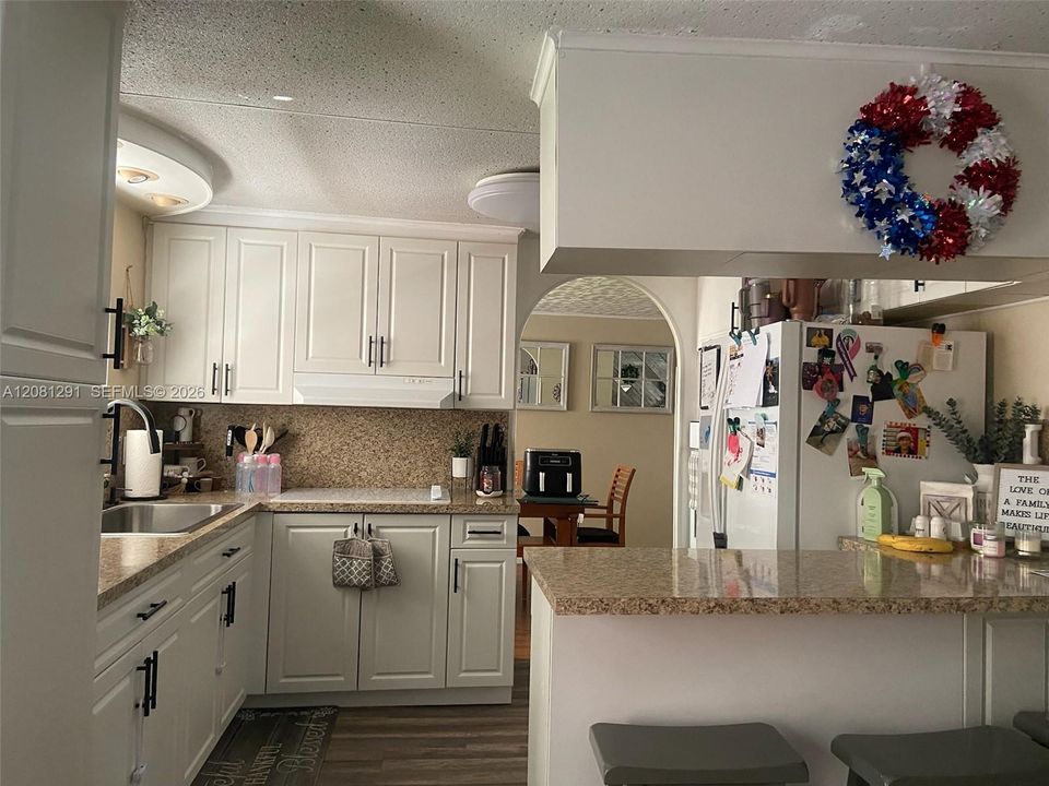 En Venta: $300,000 (4 camas, 2 baños, 1640 Pies cuadrados)