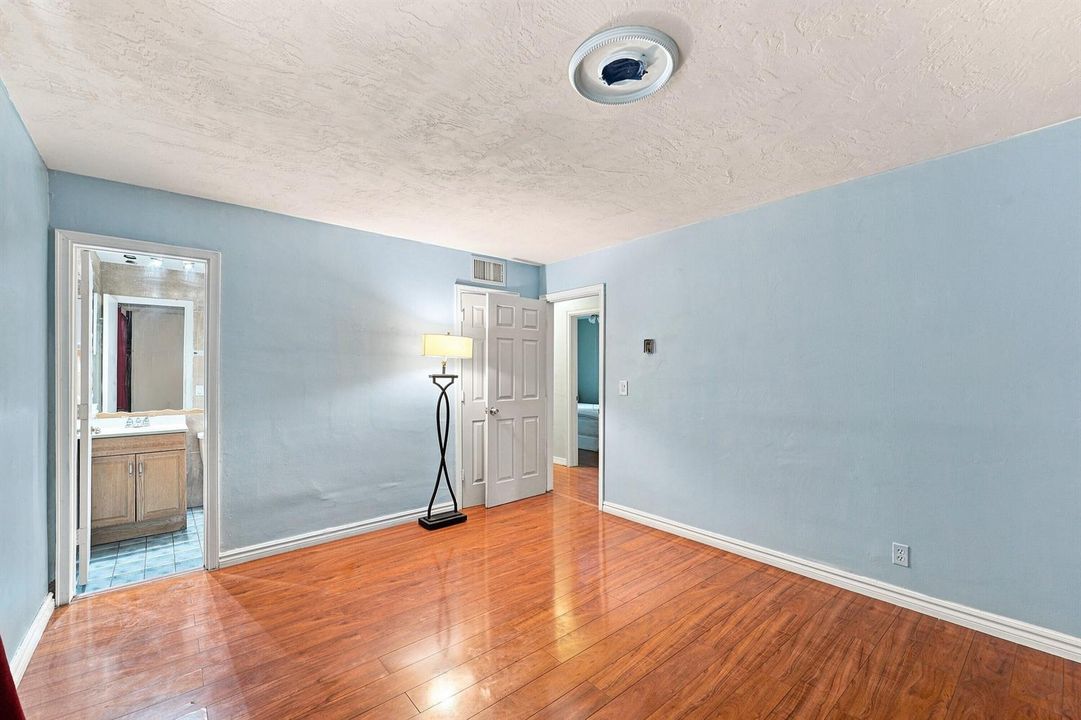 14_bedroom