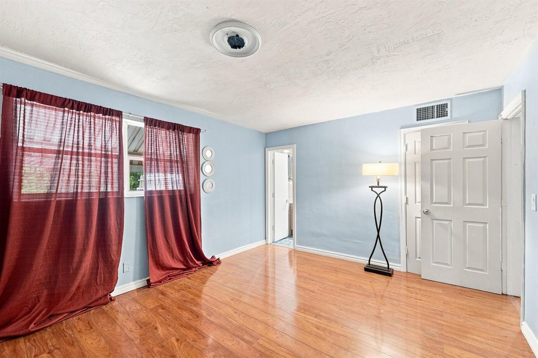13_bedroom