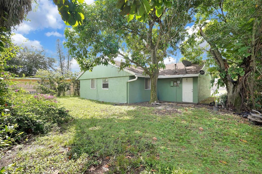For Rent: $3,000 (3 beds, 2 baths, 975 Square Feet)