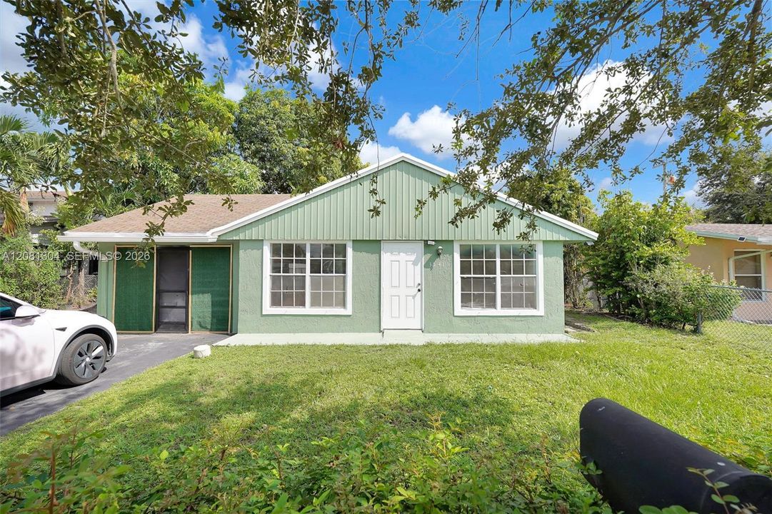 For Rent: $3,000 (3 beds, 2 baths, 975 Square Feet)