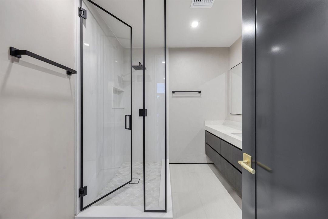 2825 Northeast 27th St - 64.jpg-SMALL