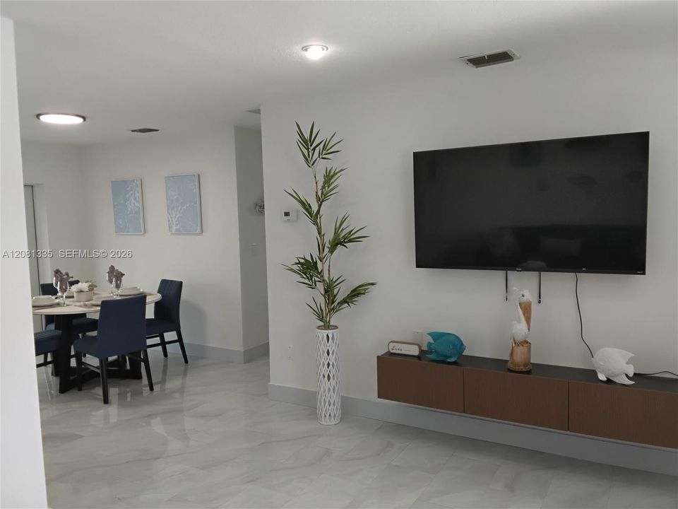 En Venta: $675,000 (4 camas, 2 baños, 1395 Pies cuadrados)