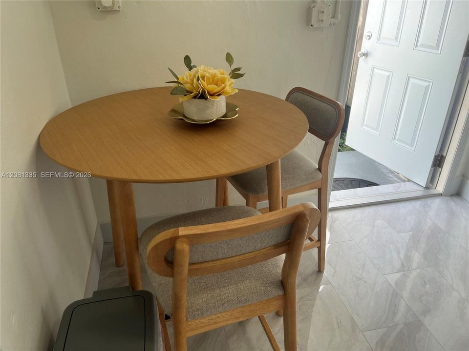 En Venta: $675,000 (4 camas, 2 baños, 1395 Pies cuadrados)