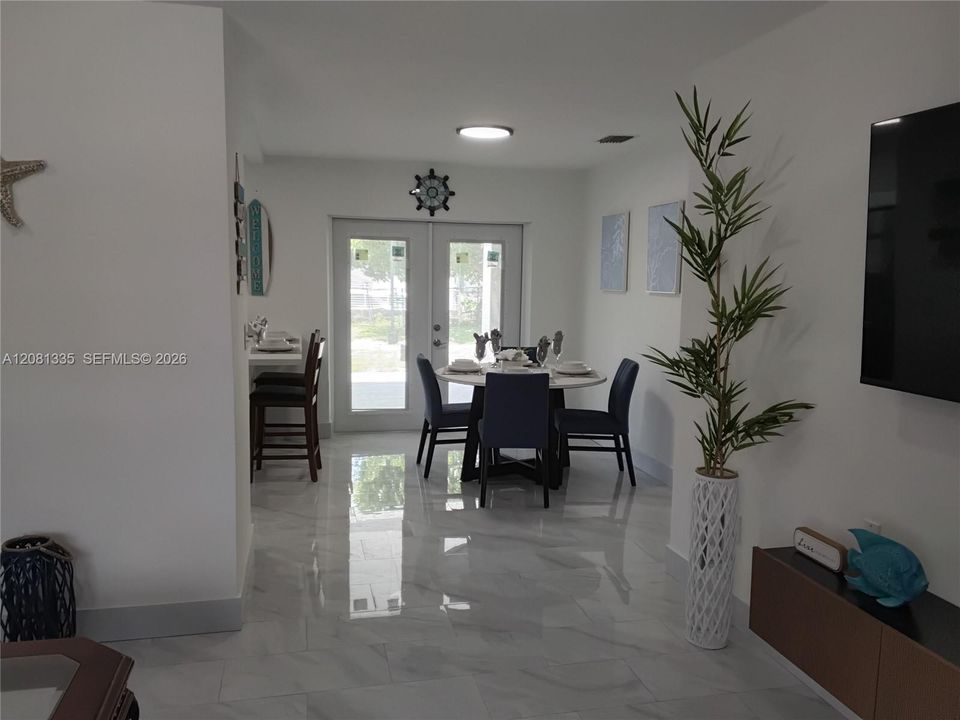 En Venta: $675,000 (4 camas, 2 baños, 1395 Pies cuadrados)