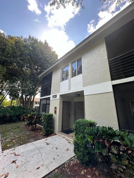 For Rent: $1,900 (2 beds, 1 baths, 920 Square Feet)