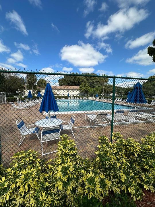 For Rent: $1,900 (2 beds, 1 baths, 920 Square Feet)