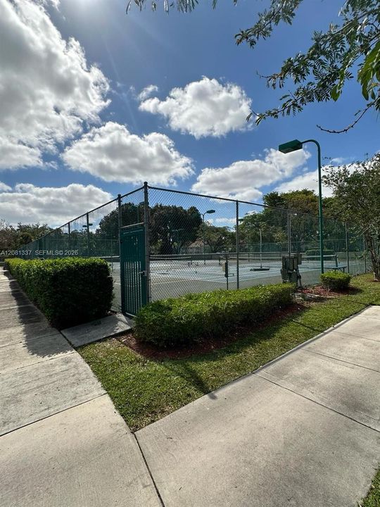For Rent: $1,900 (2 beds, 1 baths, 920 Square Feet)