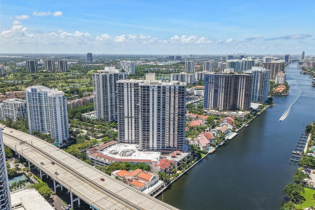 For Rent: $5,800 (2 beds, 2 baths, 1677 Square Feet)