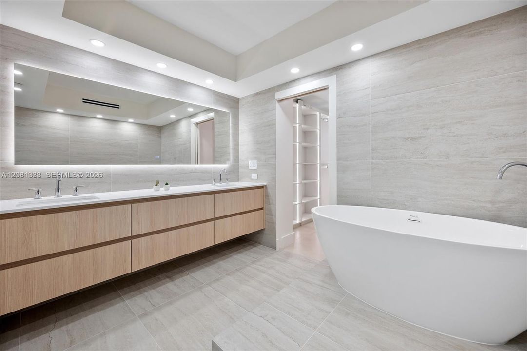 For Rent: $5,800 (2 beds, 2 baths, 1677 Square Feet)