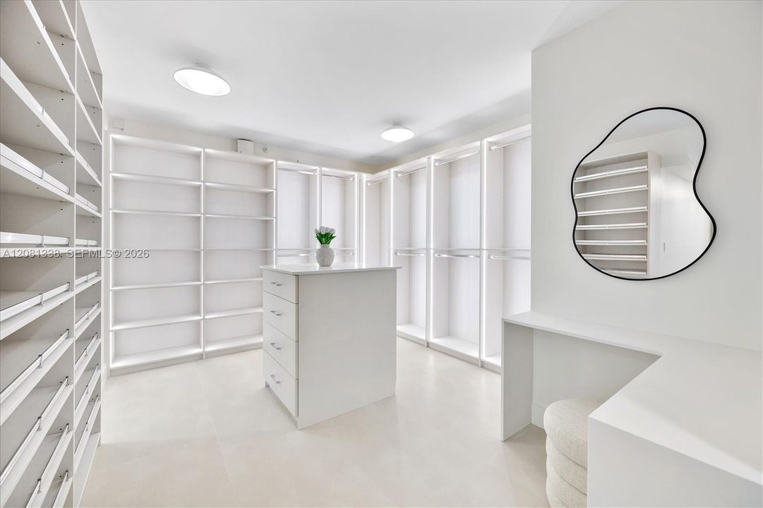 For Rent: $5,800 (2 beds, 2 baths, 1677 Square Feet)