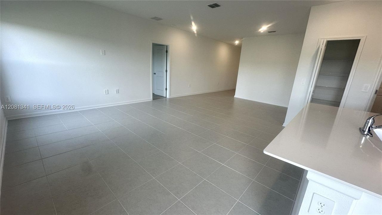 В аренду: $2,000 (3 спален, 2 ванн, 1487 Квадратных фут)