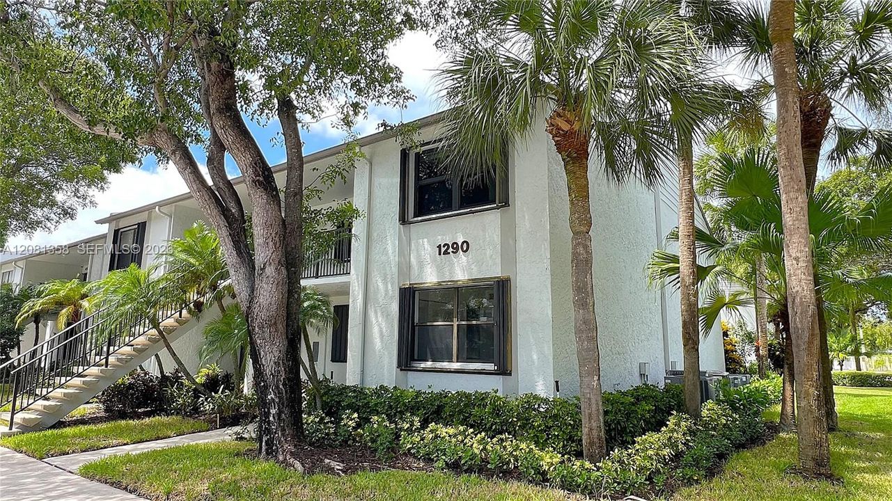 For Rent: $2,350 (2 beds, 2 baths, 900 Square Feet)