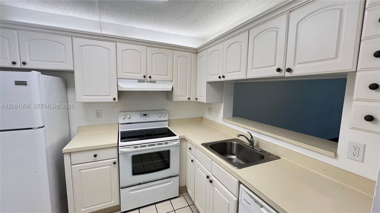 For Rent: $2,350 (2 beds, 2 baths, 900 Square Feet)
