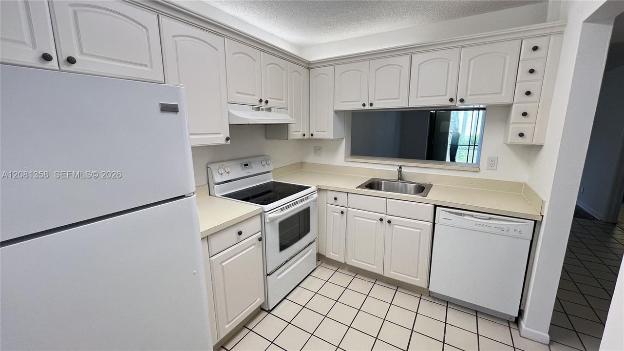 For Rent: $2,350 (2 beds, 2 baths, 900 Square Feet)