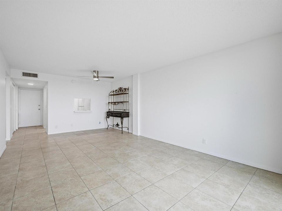 480 Executive Center Dr 1C - Living Room