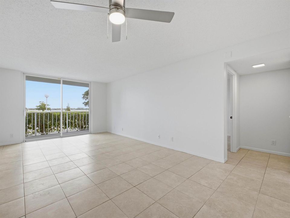 480 Executive Center Dr 1C - Living Room