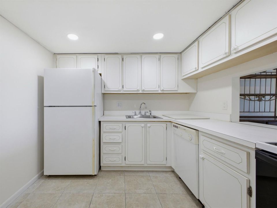 480 Executive Center Dr 1C - Kitchen