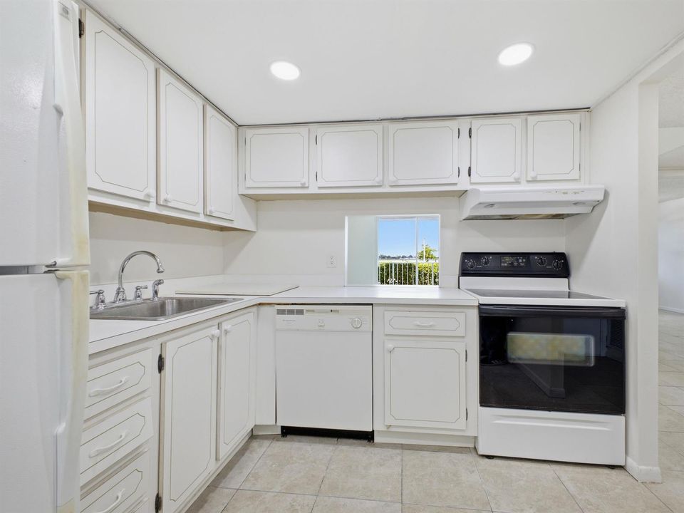 480 Executive Center Dr 1C - Kitchen