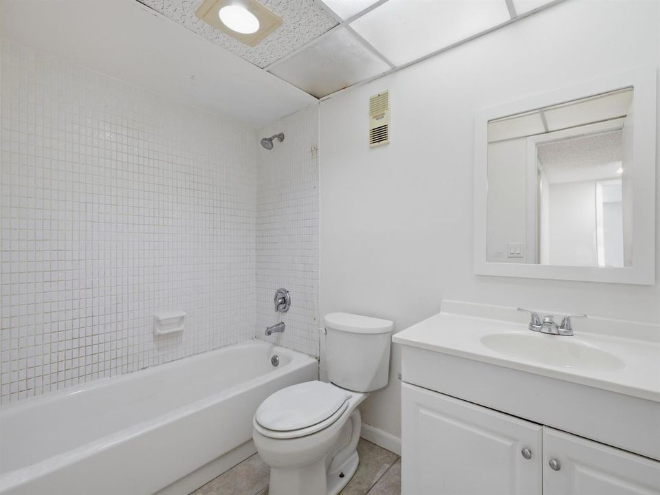 480 Executive Center Dr 1C - Bathroom