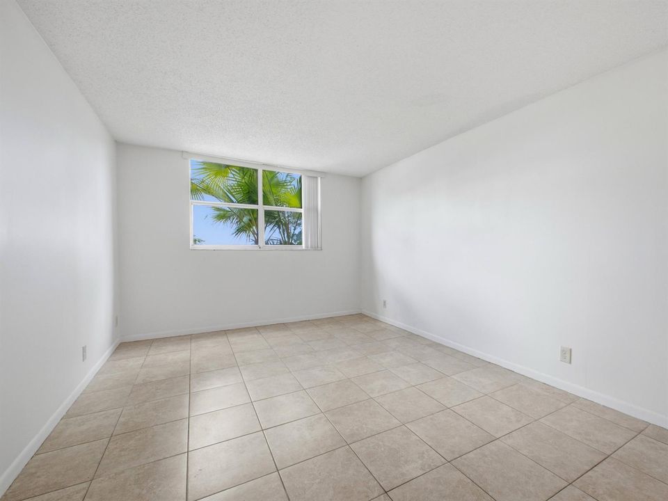 480 Executive Center Dr 1C - Bedroom