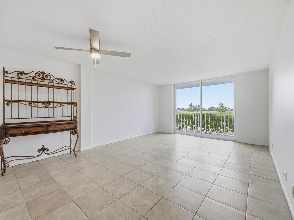 480 Executive Center Dr 1C - Living Room