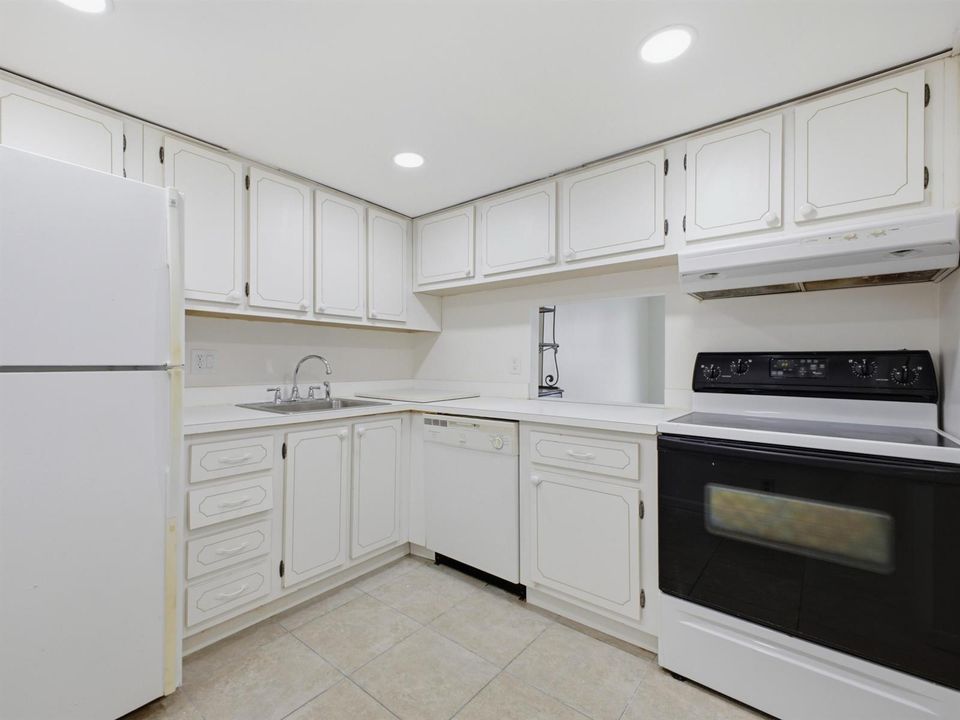 480 Executive Center Dr 1C - Kitchen